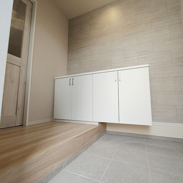 【玄関】≪entrance≫　開放感のある玄関ホール。温もり感じるフローリング仕様ですので、ご家族やお客様を温かく迎えてくれます。