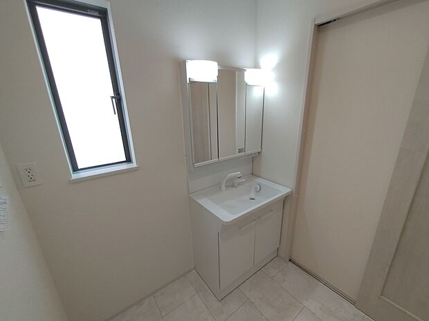 【洗面台】≪Powder room≫
サニタリースペースには窓が備えられております。毎朝の身支度も、陽の光差し込む明るい空間で、快適にお使い頂けそうです。