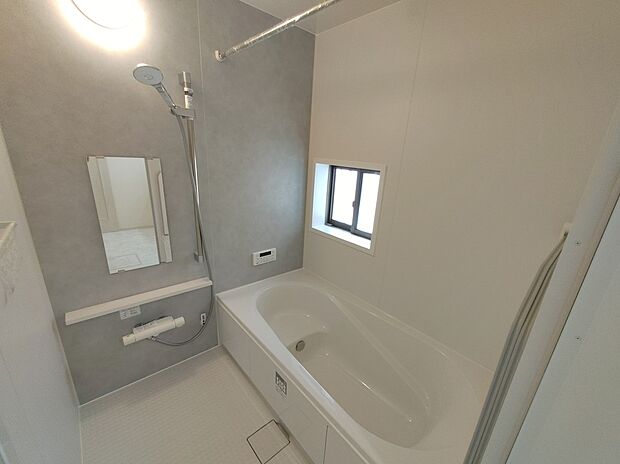 【浴室】≪Bathroom≫
窓付きのバスルームは、採光もあり明るく気持ちの良い空間です。窓があることで、換気環境も良好。掃除もスムーズに出来ます。