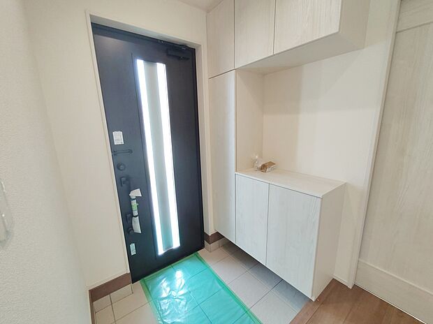 【玄関】コの字型の玄関収納を採用。多くの靴を収納できる上、飾り棚を利用して、お越しいただくお客様をおもてなしできます。