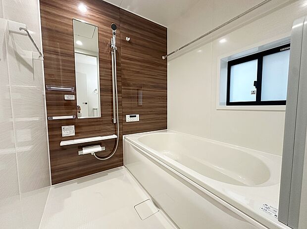 【浴室】≪Bathroom≫
窓付きのバスルームは、採光もあり明るく気持ちの良い空間です。窓があることで、換気環境も良好。掃除もスムーズに出来ます。