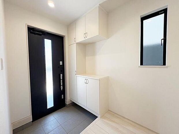 【玄関】ご家族が増えると靴の数も増えますね。扉を閉めてしまえば玄関もすっきりとした印象に。年末年始の来客が増える時期にも嬉しい玄関収納です。