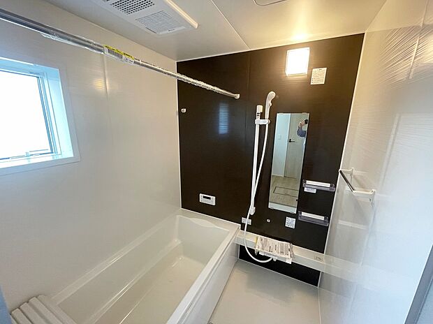 【浴室】≪Bathroom≫
窓付きのバスルームは、採光もあり明るく気持ちの良い空間です。窓があることで、換気環境も良好。掃除もスムーズに出来ます。