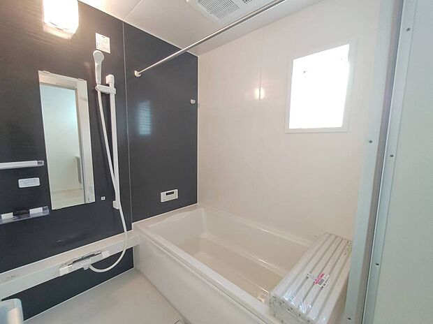 【浴室】≪Bathroom≫
窓付きのバスルームは、採光もあり明るく気持ちの良い空間です。窓があることで、換気環境も良好。掃除もスムーズに出来ます。