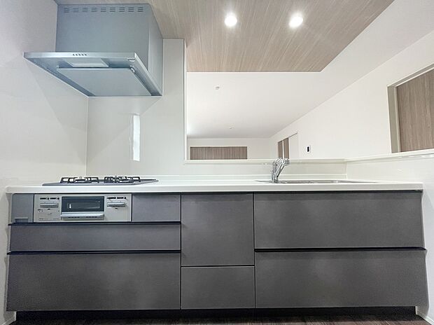 【キッチン】≪Kitchen≫
ママさんに人気のある対面式キッチン♪お料理をしながら「今日どんなことがあったの?」も楽しみの一つです♪