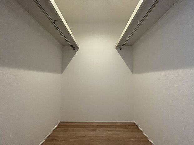 【収納】≪storage≫
大人が立って入る事ができる広々クローゼット。コートやワンピースはもちろん、ゴルフバッグ等大きな物も楽々収納できます。