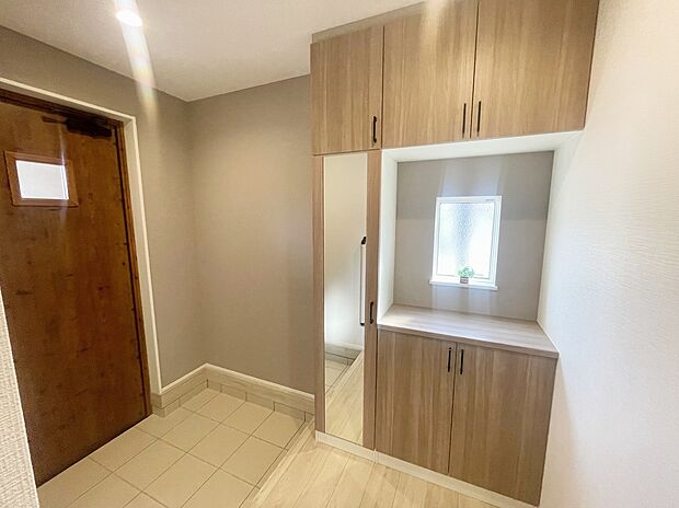 【玄関】玄関にはたっぷり収納の下駄箱を完備。窓付きの玄関でパッと明るく♪