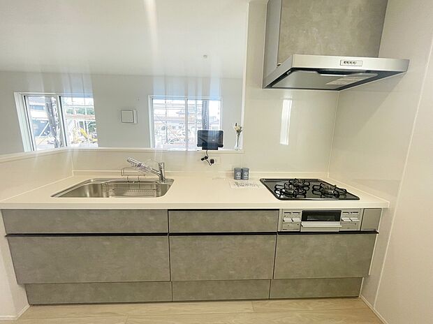 【キッチン】明るく開放感のあるリビング。対面式キッチンは、いつでもご家族を感じられる空間作りの重要ポイントになりそうです。