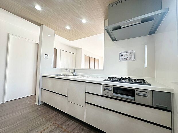 【キッチン】≪Kitchen≫
明るく開放感のあるリビング。対面式キッチンは、いつでもご家族を感じられる空間作りの重要ポイントになりそうです。