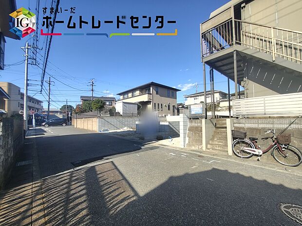 【前面道路含む現地写真】◆平日・お仕事帰りなど、いつでもご案内させていただきます！デザイン・目に見える設備面も大切ですが、耐震構造で地震に強い家の為、次代へ繋ぐ強固な住宅です。