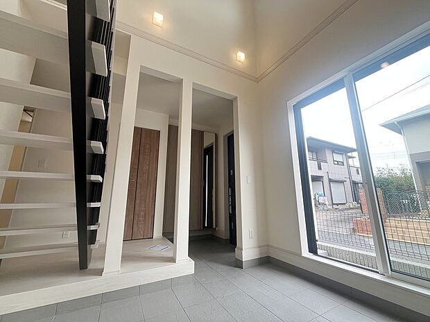 【玄関】玄関にはたっぷり収納の下駄箱を完備。窓付きの玄関でパッと明るく♪