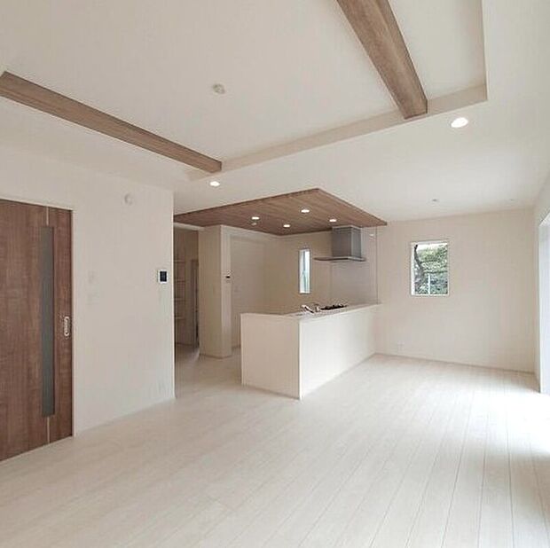 【リビング】大きな窓のあるリビングは、陽光あふれる明るい空間です。居心地良く、ご家族皆がゆったり寛げる憩いの空間となりそうです。