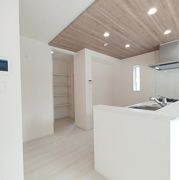 【キッチン】対面式キッチンですので、お食事の準備をしながらご家族との会話を楽しめます☆水回りも集中しているので、家事の動きがらくちんです♪