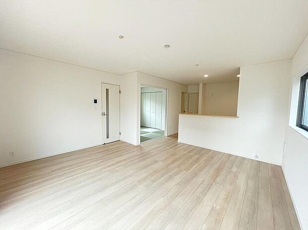 【リビング】ママの目線でデザインされた住まいは、水回りの導線や豊富な収納など魅力がたくさん。住み心地の良さをぜひご体感下さい！