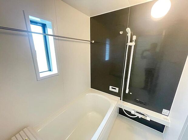 【浴室】窓付きのバスルームは、採光もあり明るく気持ちの良い空間です。窓があることで、換気環境も良好。掃除もスムーズに出来ます。