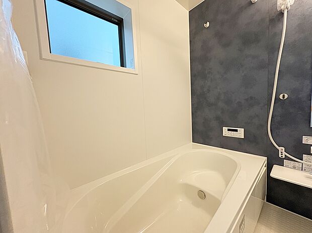 【浴室】窓付きのバスルームは、明るく換気環境も良好。日中の入浴も気持ちよくお使い頂けそうです。