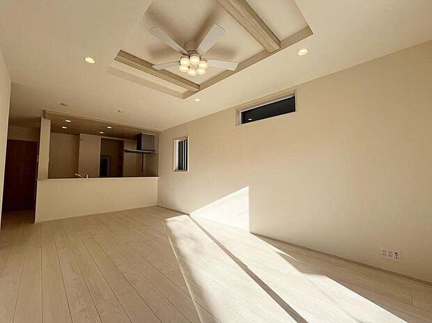 【≪Living room≫】ホームパーティに招きたくなる自慢の広々LDK．伸びやかな子育てや、にぎやかなふれあいの日々を存分に楽しんでください。