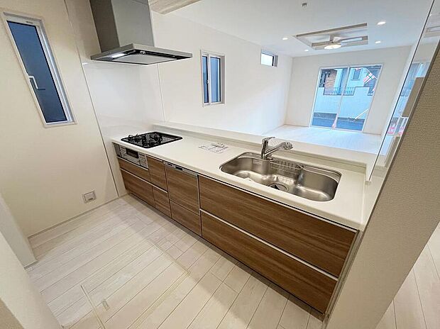 【≪Kitchen≫】対面式キッチンですので、お食事の準備をしながらご家族との会話を楽しめます☆水回りも集中しているので、家事の動きがらくちんです♪