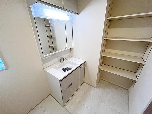 【≪Powder room≫】散らかりがちな洗面所も三面鏡うしろの収納でスッキリ！