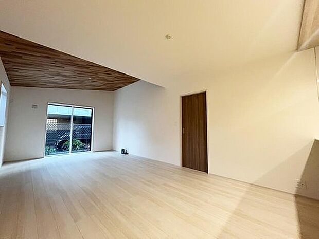 【≪Living room≫】自然光に包まれたリビング。あふれる陽光の輝き、子どもたちの笑顔も光り輝いて見える。