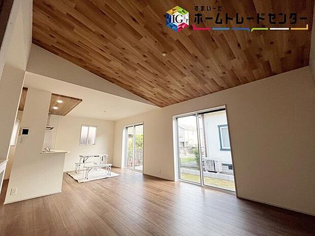 【≪Living room≫】ホームパーティに招きたくなる自慢の広々LDK．伸びやかな子育てや、にぎやかなふれあいの日々を存分に楽しんでください。