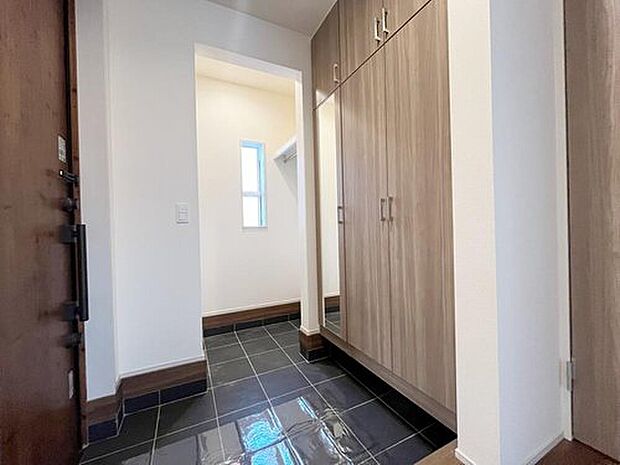 【 ≪Entrance≫】コの字型の玄関収納を採用。多くの靴を収納できる上、飾り棚を利用して、お越しいただくお客様をおもてなしできます。

