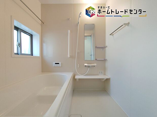 【浴室】≪Bathroom≫
窓付きのバスルームは、採光もあり明るく気持ちの良い空間です。窓があることで、換気環境も良好。掃除もスムーズに出来ます。