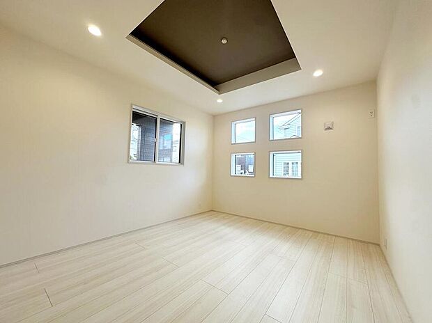 【リビング以外の居室】2面採光を確保した明るい室内は、風通しも良く、大変居心地の良い空間となっております。爽やかな風を感じて起きる朝は、快適生活の始まりに！