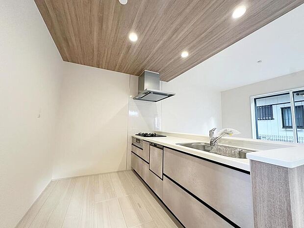 【キッチン】明るく開放感のあるリビング。対面式キッチンは、いつでもご家族を感じられる空間作りの重要ポイントになりそうです。