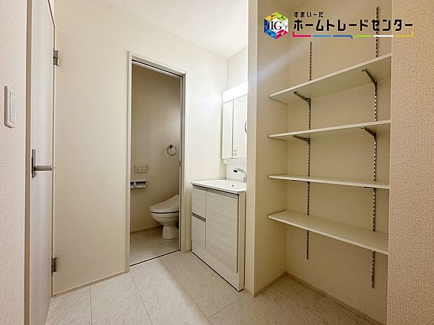 【洗面所】≪Powder room≫
サニタリースペースには窓が備えられております。毎朝の身支度も、陽の光差し込む明るい空間で、快適にお使い頂けそうです。