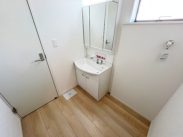 【洗面台】≪Powder room≫
明るく清潔感溢れるサニタリースペース。毎日使う場所だからこそ、快適な空間となっております。