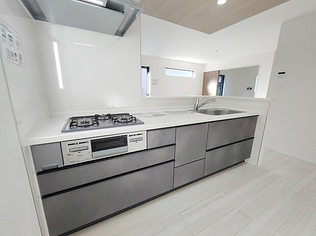 【キッチン】≪Kitchen≫
リビングで遊んでいるお子様を見守りながら、時にはお喋りをしながら料理や後片付けができる人気の高いスタイルです♪