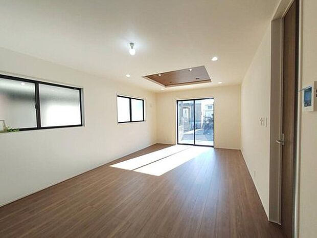 【≪Living room≫】自然光に包まれたリビング。あふれる陽光の輝き、子どもたちの笑顔も光り輝いて見える。