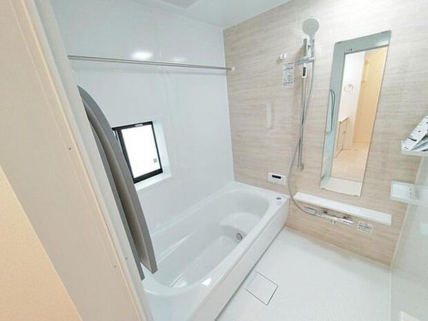 【≪Bathroom≫】窓付きのバスルームは、採光もあり明るく気持ちの良い空間です。窓があることで、換気環境も良好。掃除もスムーズに出来ます。