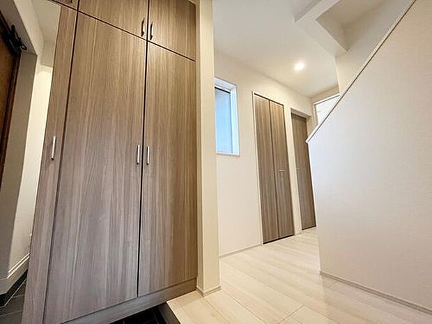 【 玄関】玄関にはたっぷり収納の下駄箱を完備。窓付きの玄関でパッと明るく♪