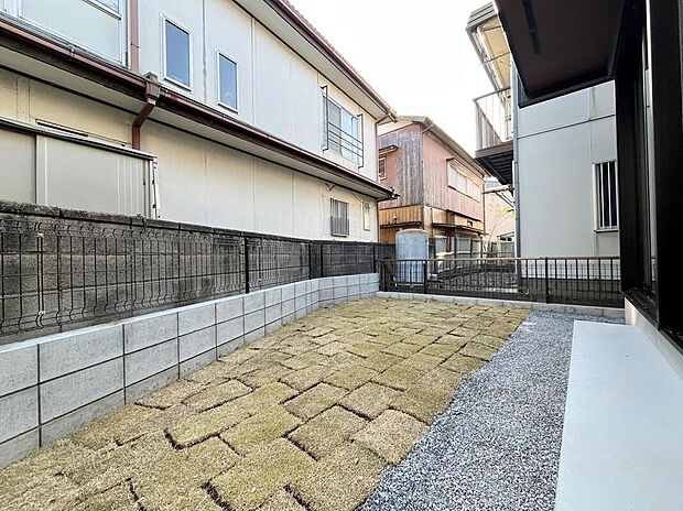 【庭】ゆとりの広さがございますので、庭スペースも勿論、確保。お子様の遊び場としてや、ガーデニングなどいろいろと楽しみが増えそうです。