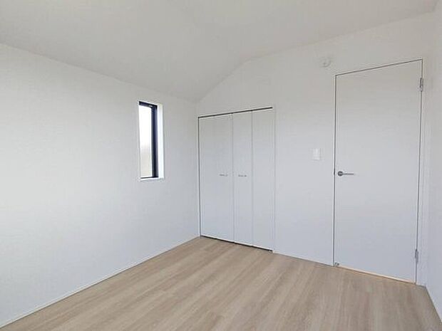 【≪Room≫】2面採光を確保した明るい室内は、風通しも良く、大変居心地の良い空間となっております。爽やかな風を感じて起きる朝は、快適生活の始まりに!