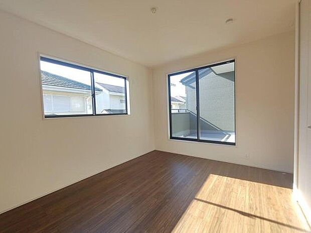 【≪Room≫】採光良好な明るい室内。木の温もりがやさしいフローリングは安らぎをもたらすプライベート空間。