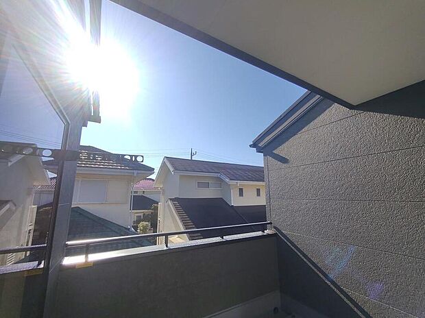 【バルコニー】広々としたバルコニーならシーツなど大きな洗濯物もらくらく干せます。観葉植物を置いたり、料理に使えるハーブを育てたり、ガーデンニングを楽しむスペースも十分。