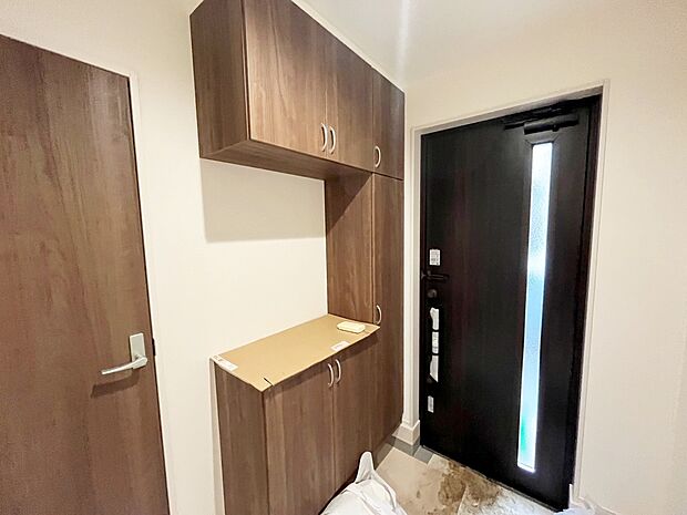 【玄関】玄関にはたっぷり収納の下駄箱を完備。窓付きの玄関でパッと明るく♪