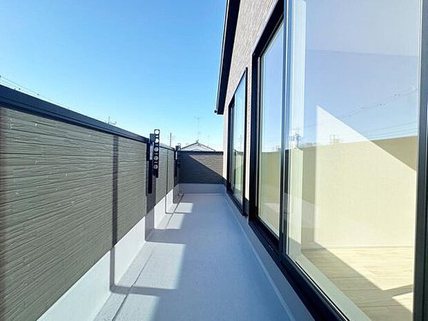 【バルコニー】広々としたバルコニーならシーツなど大きな洗濯物もらくらく干せます。観葉植物を置いたり、料理に使えるハーブを育てたり、ガーデンニングを楽しむスペースも十分。
