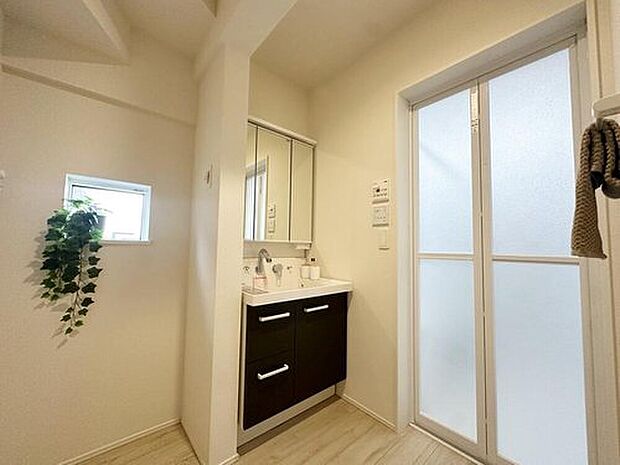 【洗面台・洗面所】散らかりがちな洗面所も三面鏡うしろの収納でスッキリ!