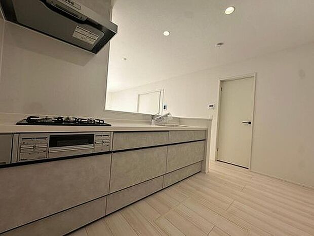 【≪Kitchen≫】リビングで遊んでいるお子様を見守りながら、時にはお喋りをしながら料理や後片付けができる人気の高いスタイルです♪