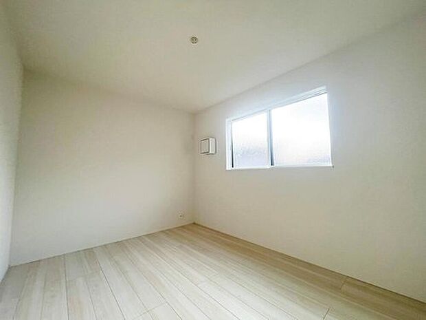 【リビング以外の居室】2面採光を確保した明るい室内は、風通しも良く、大変居心地の良い空間となっております。爽やかな風を感じて起きる朝は、快適生活の始まりに！