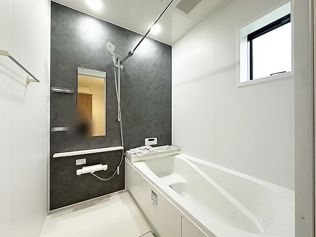 【浴室】≪Bathroom≫
窓付きのバスルームは、採光もあり明るく気持ちの良い空間です。窓があることで、換気環境も良好。掃除もスムーズに出来ます。