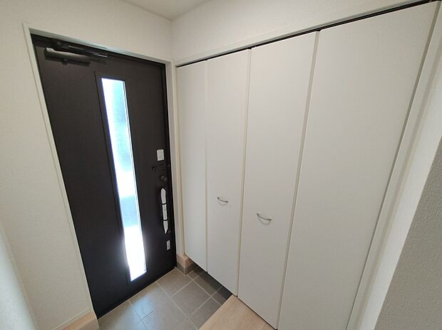 【玄関】開放感のある玄関ホール。温もり感じるフローリング仕様ですので、ご家族やお客様を温かく迎えてくれます。