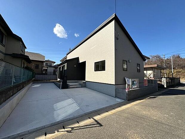 【現地外観写真】◆資料送付・ご見学即対応!建物完成しておりますので、室内ご内覧いただけます♪ご不明点等、スタッフがしっかりと説明させていただきますので、安心して現地をご覧ください♪