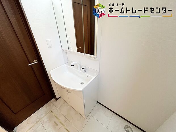 【洗面所】≪Powder room≫
女性にはうれしい3面鏡化粧台。鏡の裏が収納になっている機能的なタイプです
。