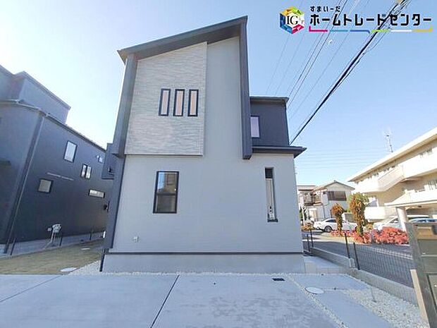 【前面道路含む現地写真】◆平日・お仕事帰りなど、いつでもご案内させていただきます!デザイン・目に見える設備面も大切ですが、耐震構造で地震に強い家の為、次代へ繋ぐ強固な住宅です。