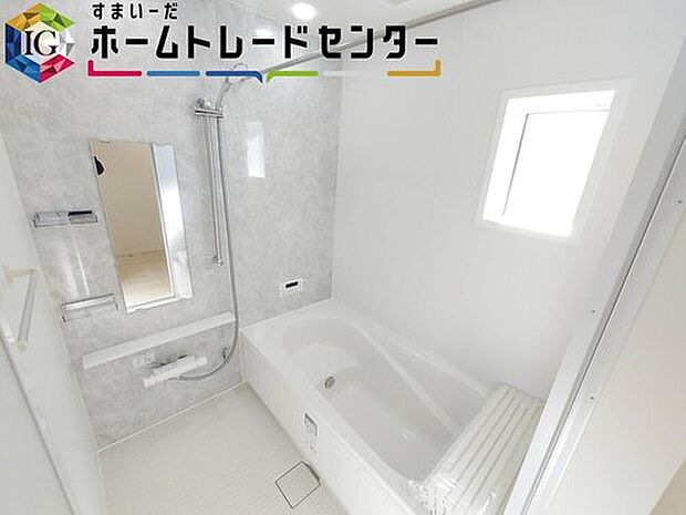 【浴室】窓付きのバスルームは、採光もあり明るく気持ちの良い空間です。窓があることで、換気環境も良好。掃除もスムーズに出来ます。